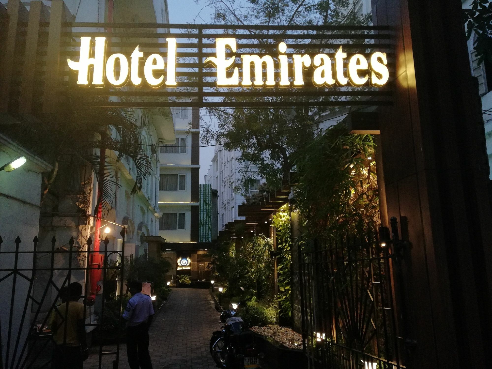 Hotel Emirates Kalküta Dış mekan fotoğraf